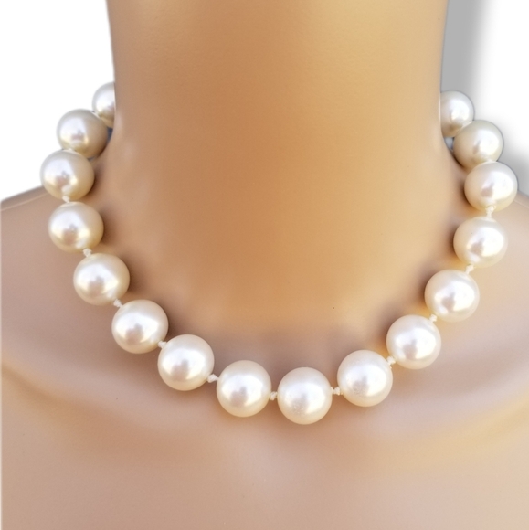 VINTAGE JUMBO FAUX PEARL CHOKER NECKLACE - Picture 1 of 4